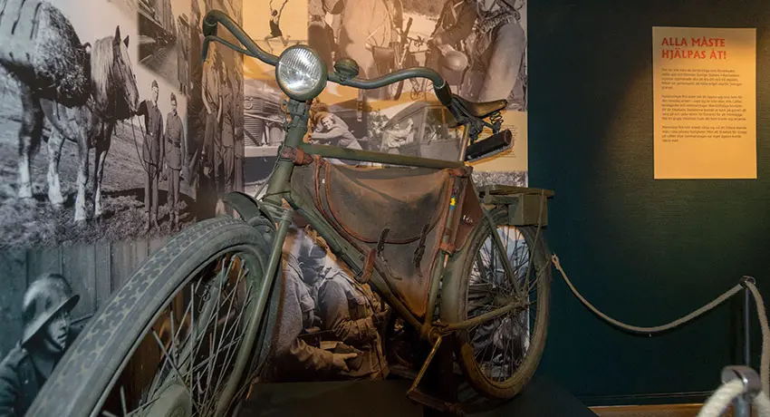 Militär cykel och foto på Garnisons- och luftvärnsmuseet i Halmstad