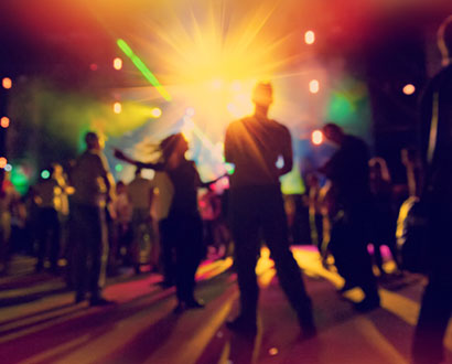 Die Leute tanzen im Nachtclub
