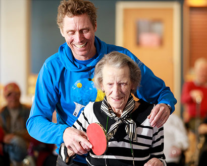 Jörgen Persson spelar bordtennis med en äldre kvinna i Halmstad under Lag-VM i bordtennis i Halmstad 2018.