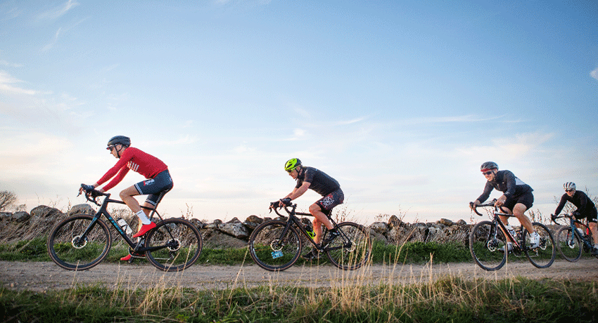 Fyra cyklister under tävlingen Gravel Grit´n Grind