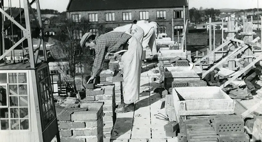 Byggarbetare som bygger Halmstads Teater
