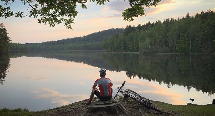 Person med mountainbike vid sjö i Halmstad