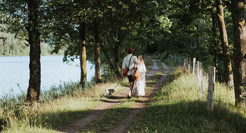 Par vandrar vid sjö