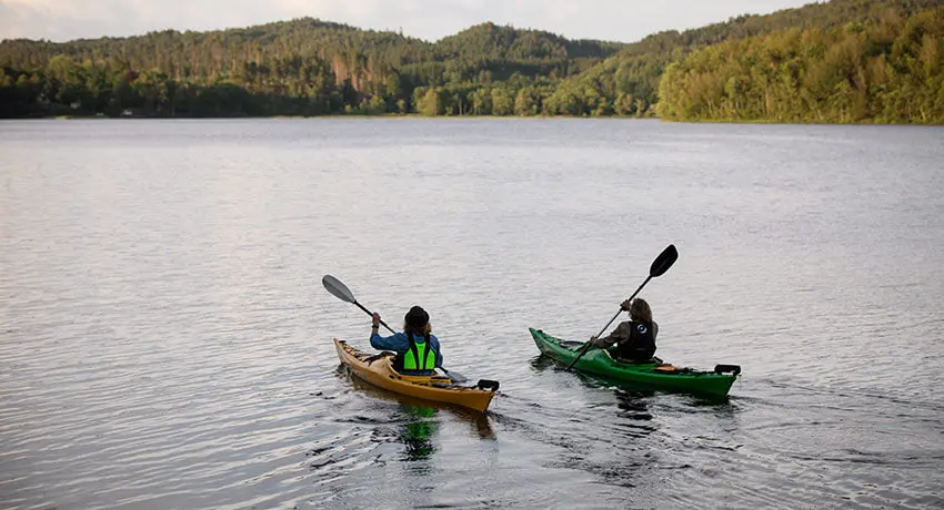 Två personer paddlar kanot i Halmstad