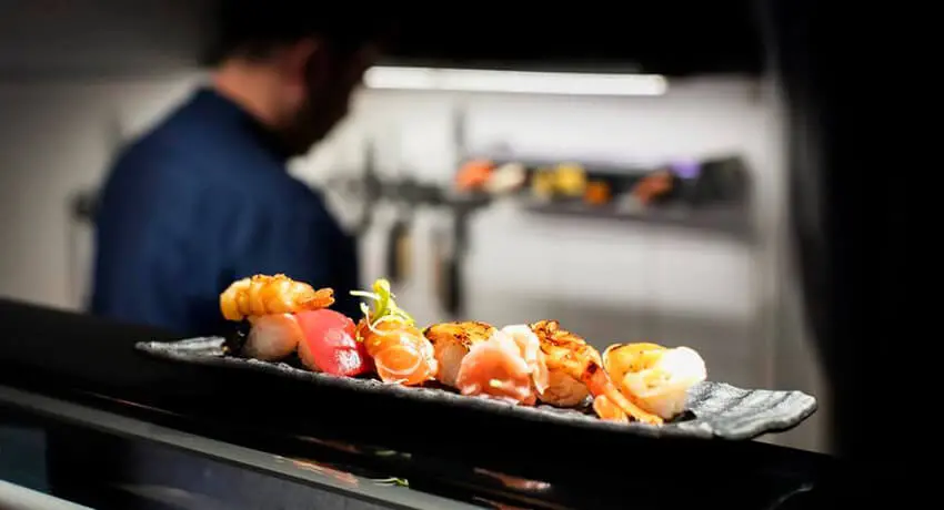 Sushi på ett fat på Takenaka i Halmstad