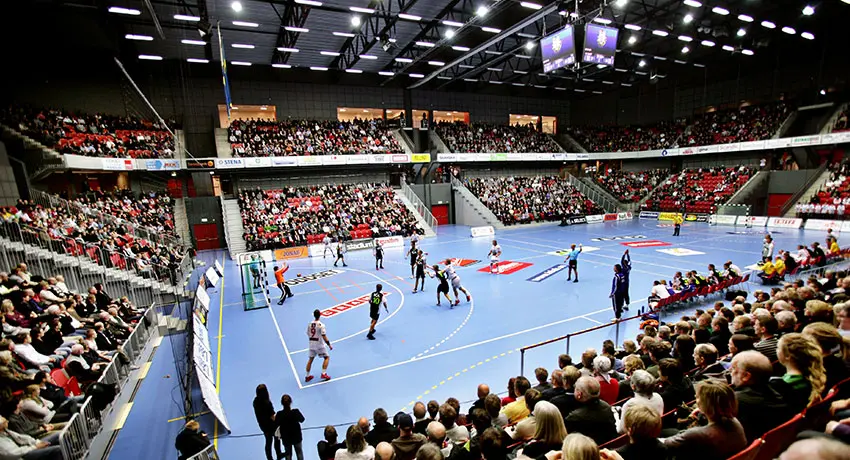 Handbollsmatch på Halmstad Arena med massa publik