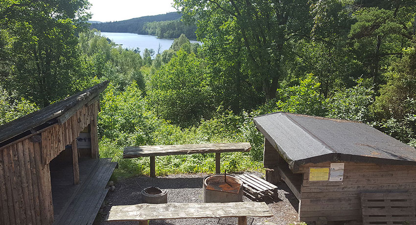 Vindskydd vid Gyltige lägerplats med utsikt över Gyltigesjön