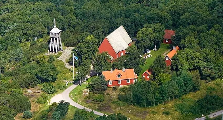 Flygbild över S:t Olofs kapell i Tylösand i Halmstad