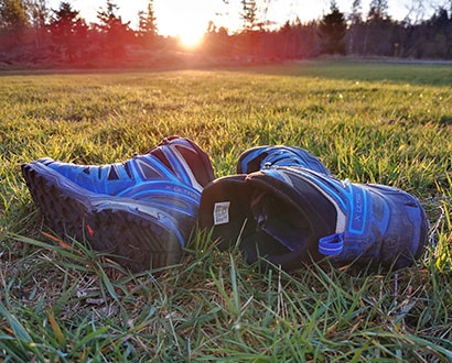 Skor som ligger på en gräsyta