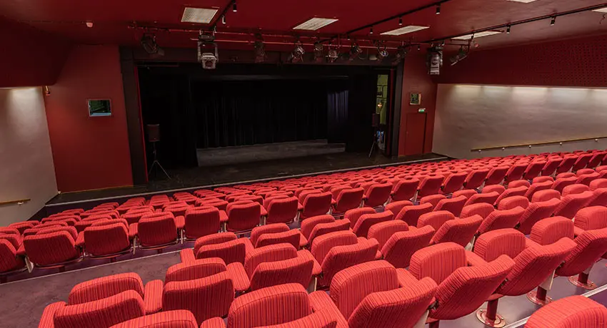 Figarosalens stolar och scen på Halmstads Teater