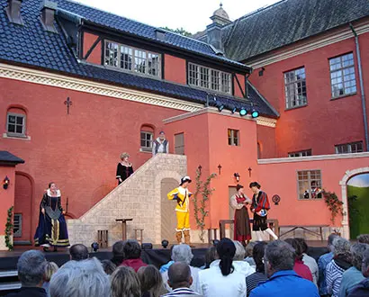 Teater på Halmstad slotts borggård