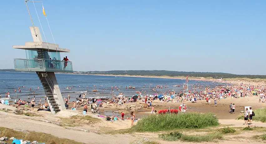  The lifeguard tower in Tylösand and the beach full of bathers