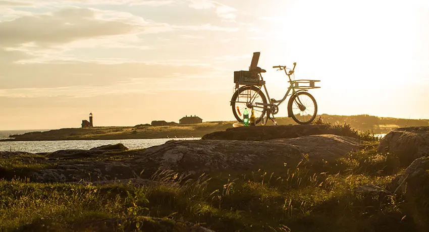 Cykel vid solnedgång vid havet