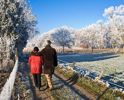 Par vandrar i frostklädd natur