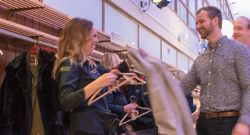 Gäst hänger in jackor i garderob på Halmstads Teater
